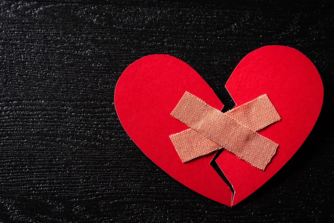Corazón de papel reparado con tiritas